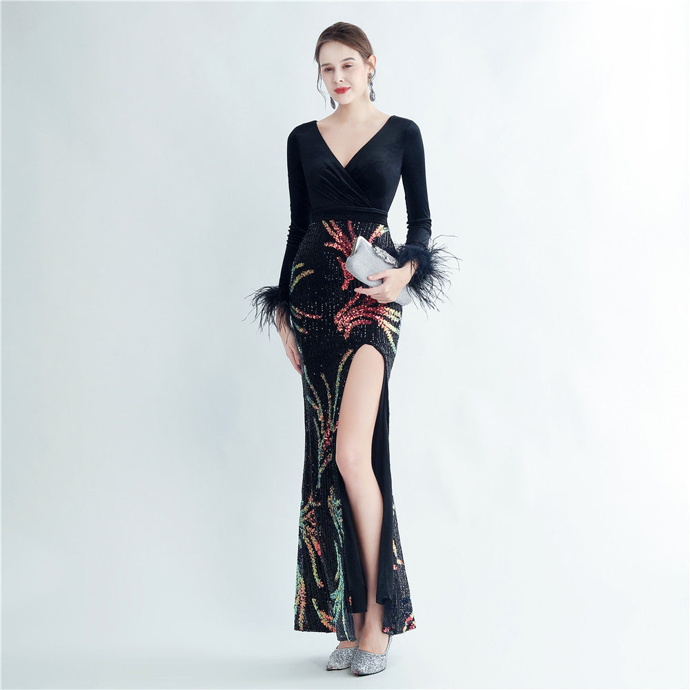 Robe de soirée à manches longues en velours à paillettes et plumes d'autruche