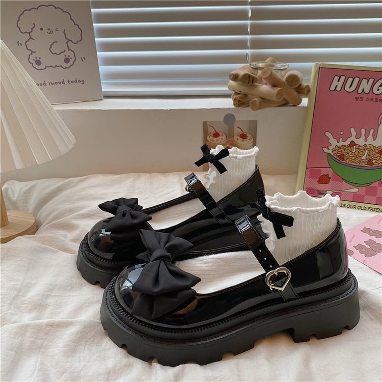 Petites chaussures à plateforme britanniques à enfiler avec jupe en cuir pour femmes