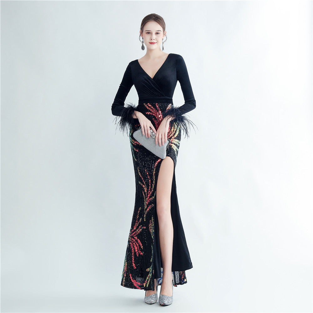 Robe de soirée à manches longues en velours à paillettes et plumes d'autruche
