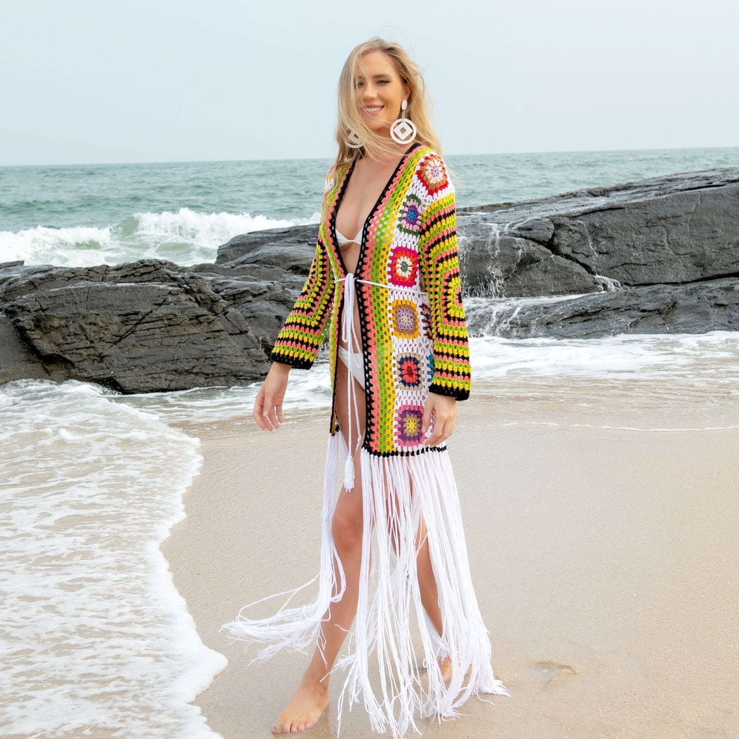 Bikinijacke aus reinem künstlichem Häkelgarn mit ausgehöhlten Ausschnitten und langen Fransen, langärmelige Strickjacke