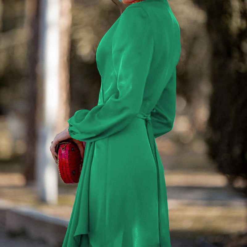 Robe élégante à manches longues et col en V avec volants