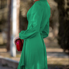 Robe élégante à manches longues et col en V avec volants