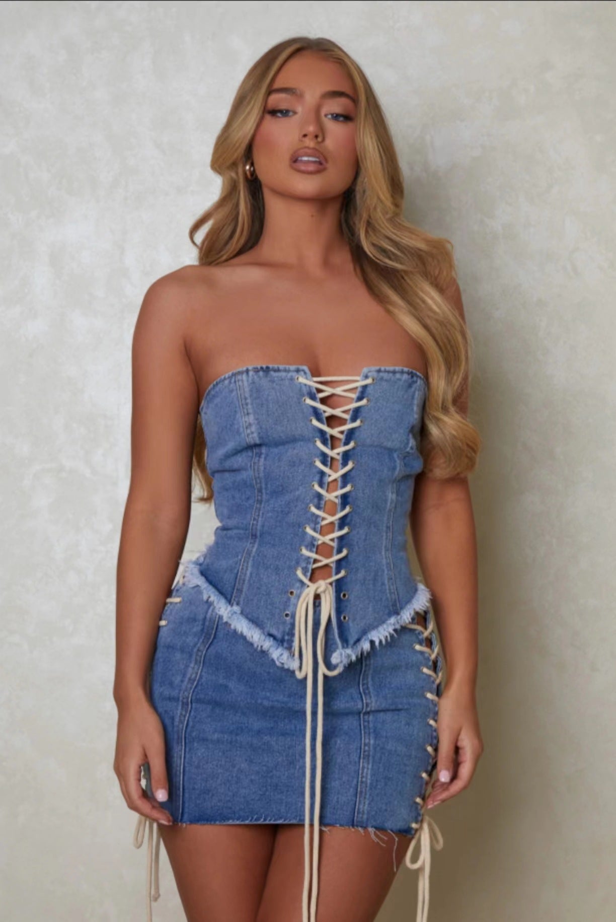 Verstellbares Tube-Top aus gewaschenem Denim mit überkreuzten Trägern im Retro-Stil