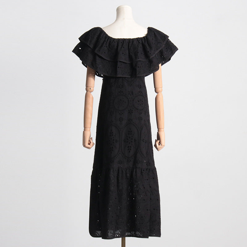 Robe élégante à épaules dénudées, volantée, ajourée, découpée, brodée, imprimée, fendue sur le devant