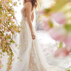 Robe de mariée en dentelle sans manches à col en V