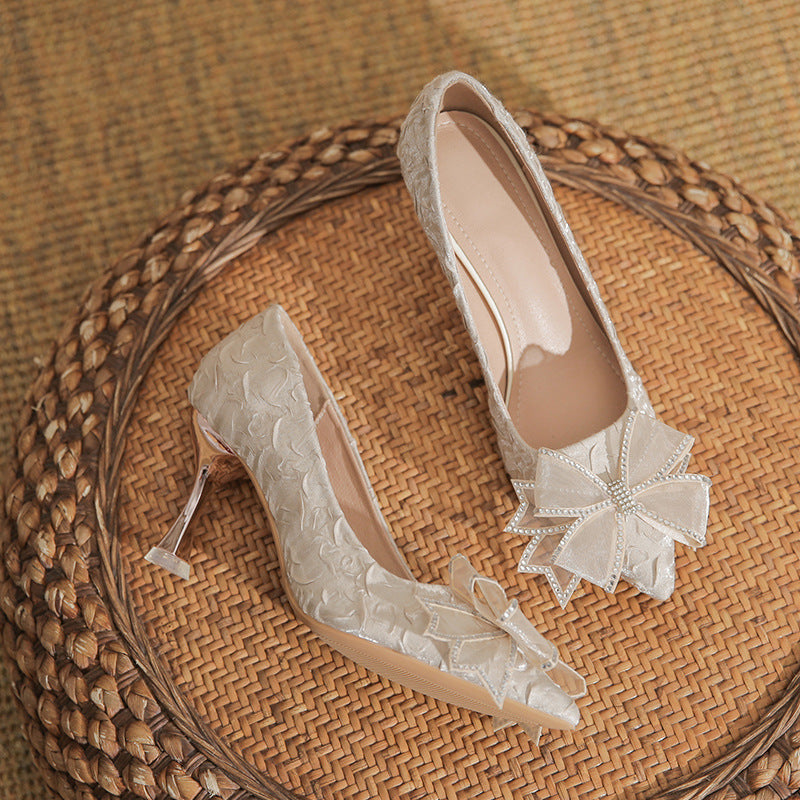 Deux chaussures de mariée pour femmes, pieds non fatigués