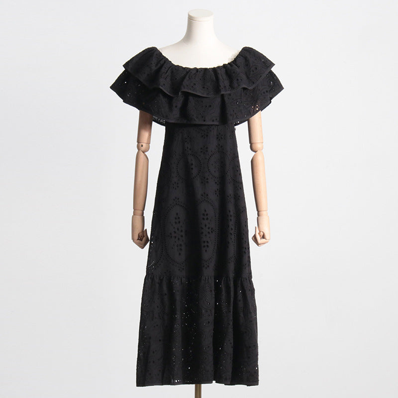 Robe élégante à épaules dénudées, volantée, ajourée, découpée, brodée, imprimée, fendue sur le devant