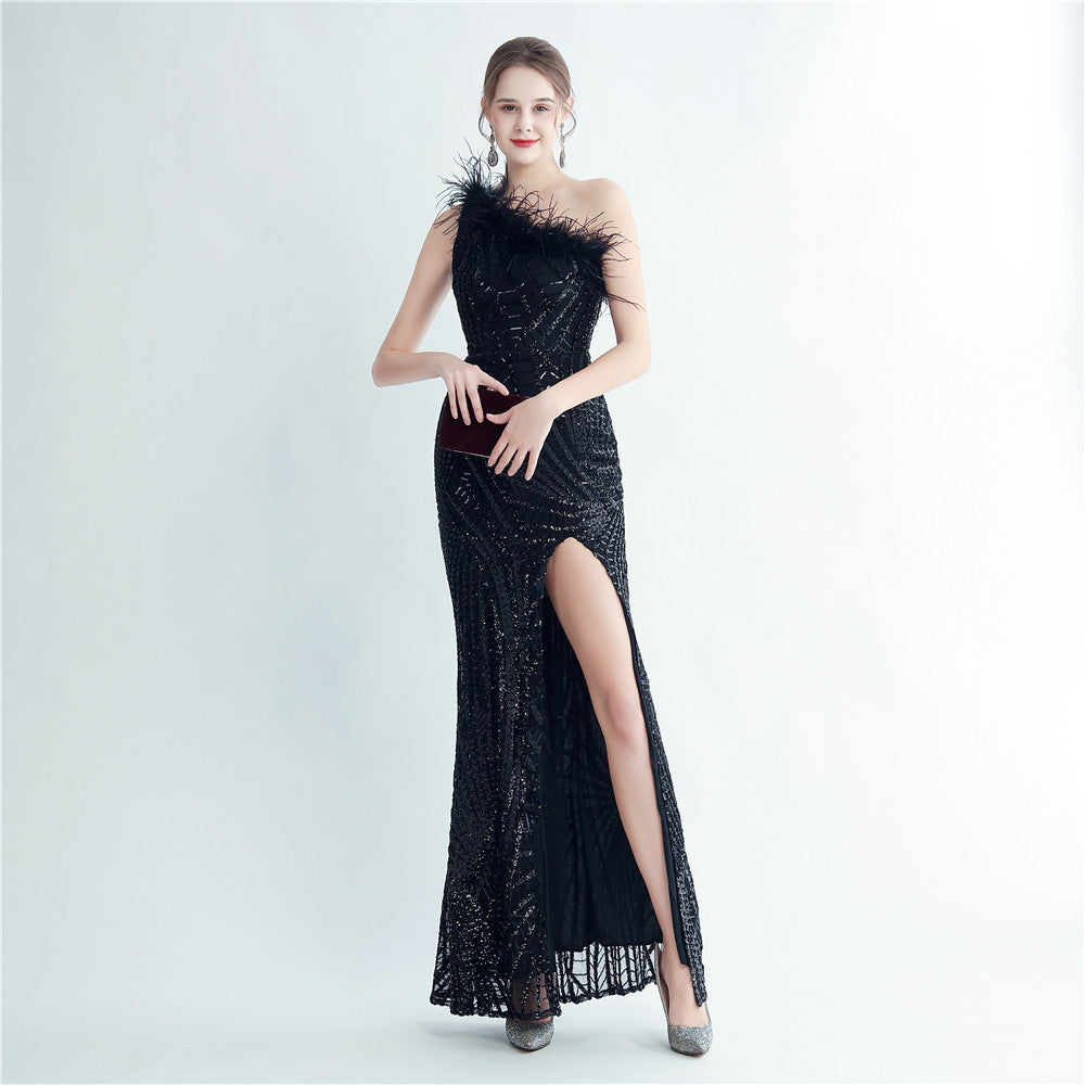 High-End-Abendkleid aus Straußenhaar mit hoher Dichte und floralem, schrägem Schulterkragen
