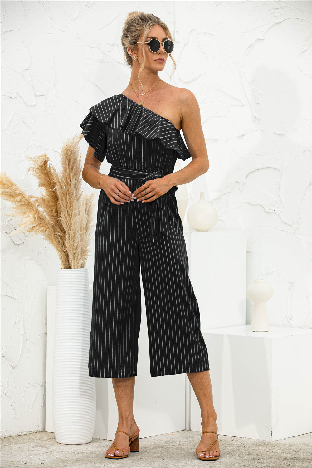 Jumpsuit mit schrägen Schultern, Rüschen und Streifen