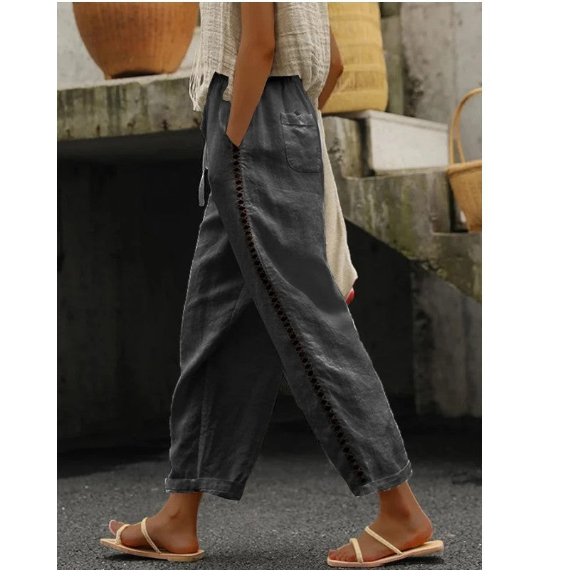 Lässige, kurze Hose mit Spitzenausschnitten und Nähten