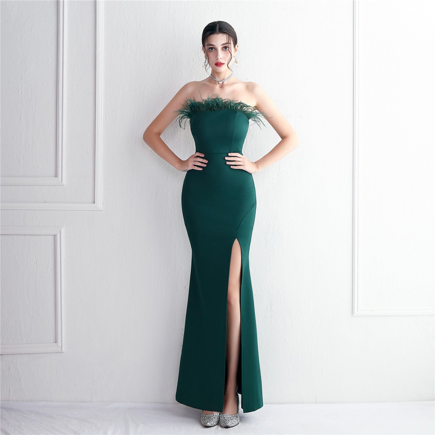 Robe de mariée longue à col haut et plumes pour dîner d'appréciation