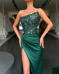 Grünes, Paillettenbesetztes, langärmliges, einteiliges, mittellanges Abendkleid im Feenstil