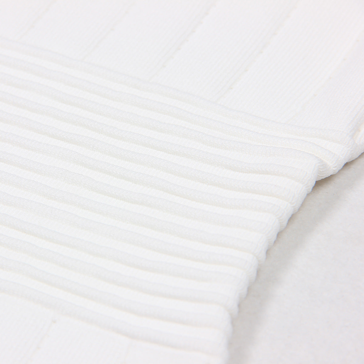 Hochwertiges Strickmaterial mit Kragen, schlankem, kurzärmligem Kleid