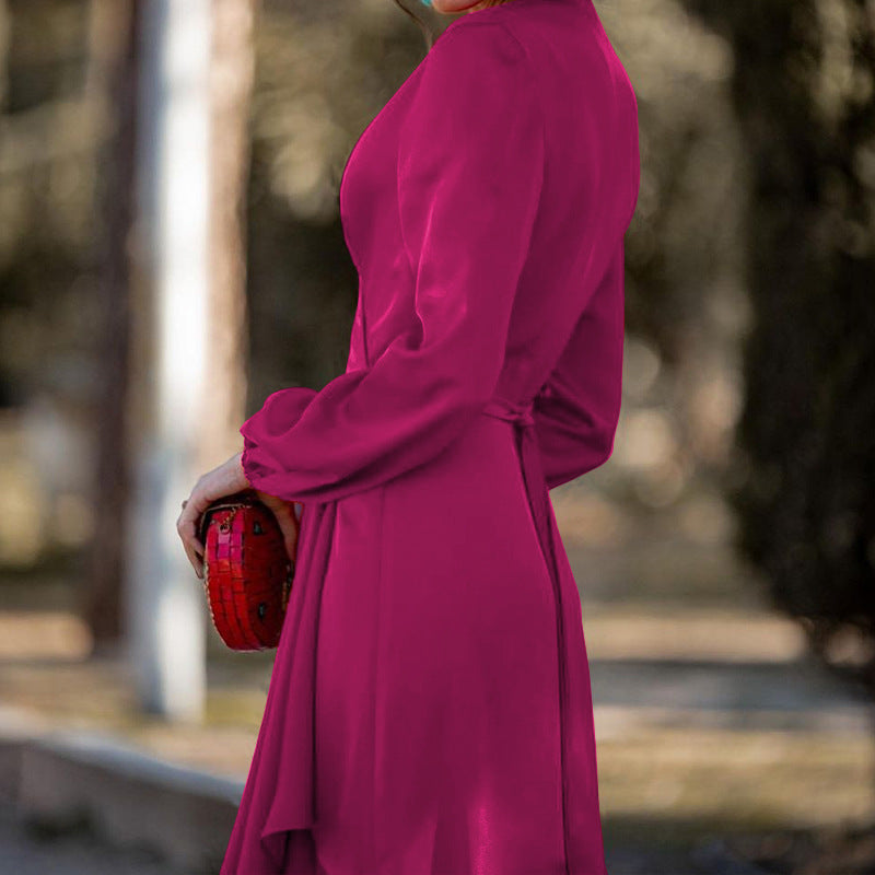 Robe élégante à manches longues et col en V avec volants