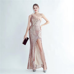 High-End-Abendkleid aus Straußenhaar mit hoher Dichte und floralem, schrägem Schulterkragen