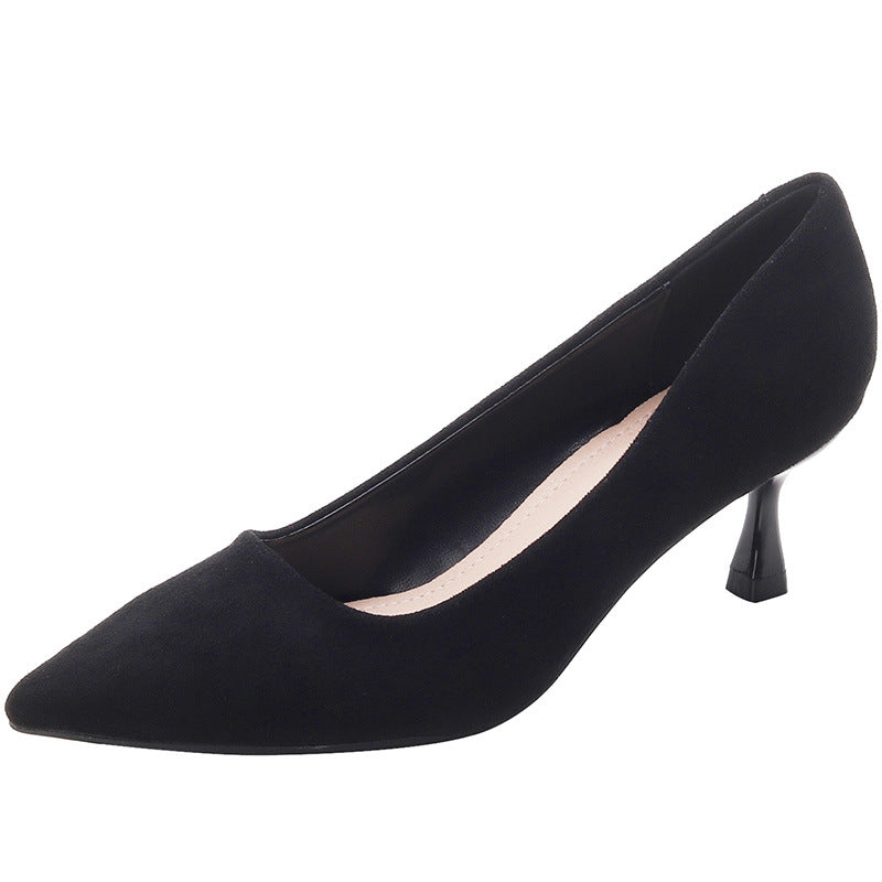 Schwarze Damen-Pumps mit dünner, spitzer Zehenpartie und flachem Mund
