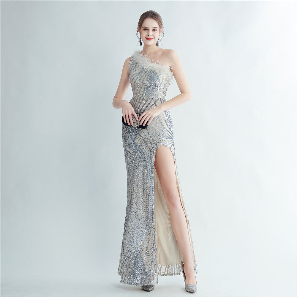 High-End-Abendkleid aus Straußenhaar mit hoher Dichte und floralem, schrägem Schulterkragen