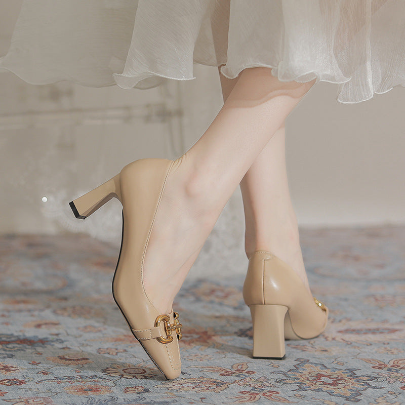 Talons hauts et épais à bout carré et boucle