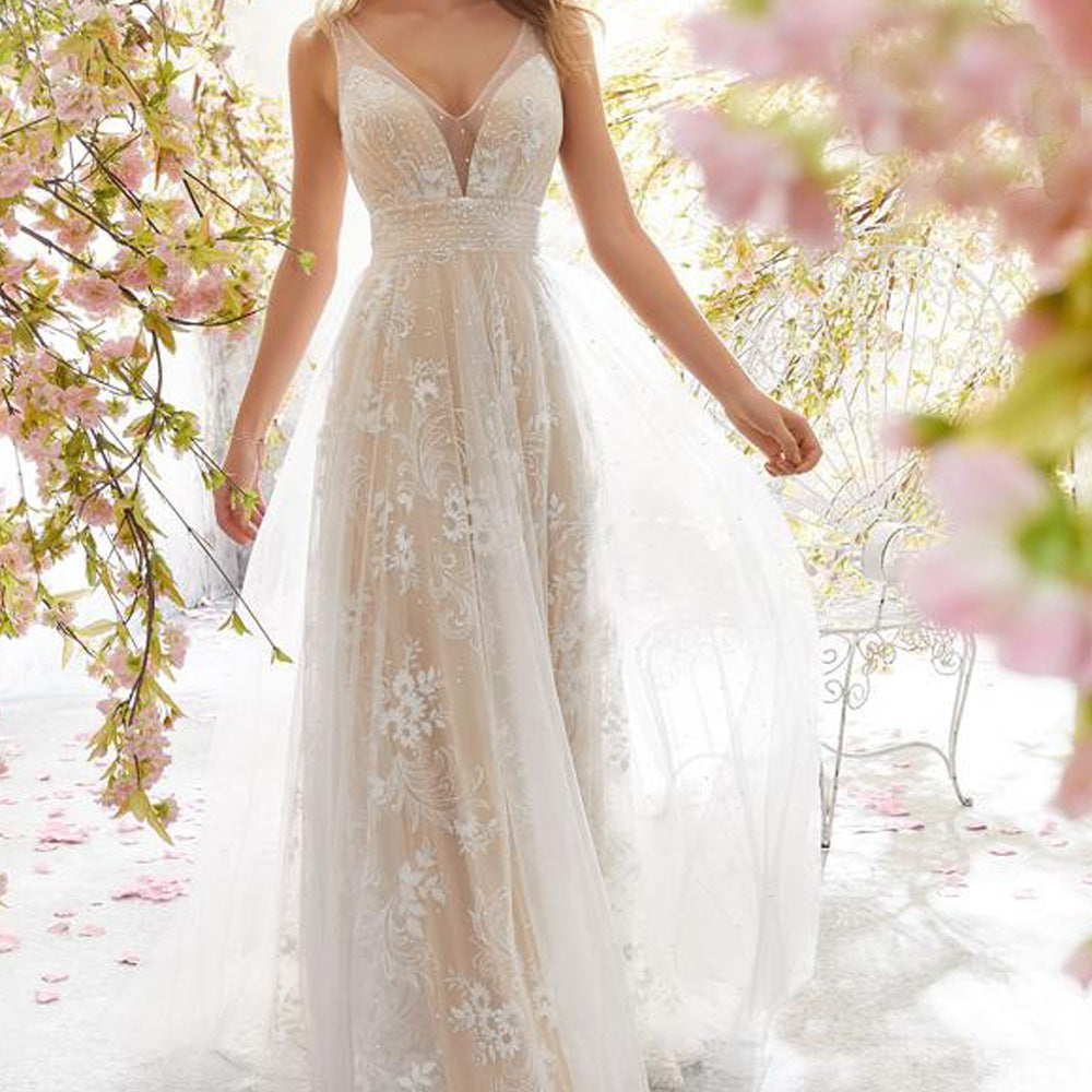 Robe de mariée en dentelle sans manches à col en V