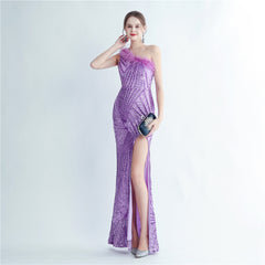 High-End-Abendkleid aus Straußenhaar mit hoher Dichte und floralem, schrägem Schulterkragen