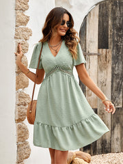 Robe décontractée à col en V et manches à volants de couleur unie