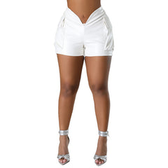 Superkurze Shorts aus Kunstleder mit aufgesetzten Taschen, enge Lederhose mit niedriger Taille