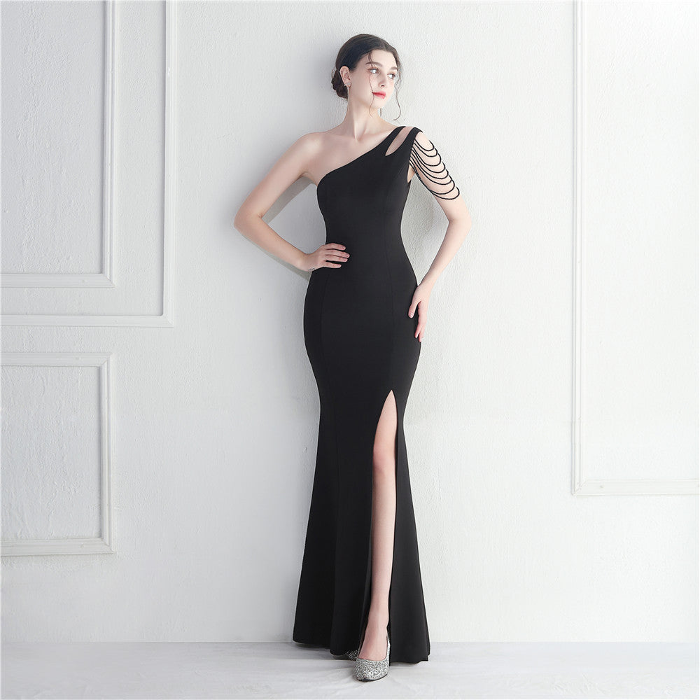 Craft Perlenbesetztes Maxikleid mit einem Schulterträger und diagonalem Kragen und Schlitz, Performance-Abendkleid