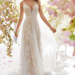 Robe de mariée en dentelle sans manches à col en V