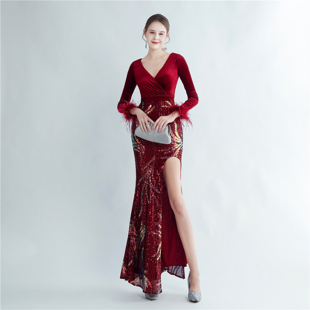 Robe de soirée à manches longues en velours à paillettes et plumes d'autruche