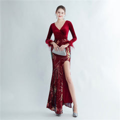 Robe de soirée à manches longues en velours à paillettes et plumes d'autruche