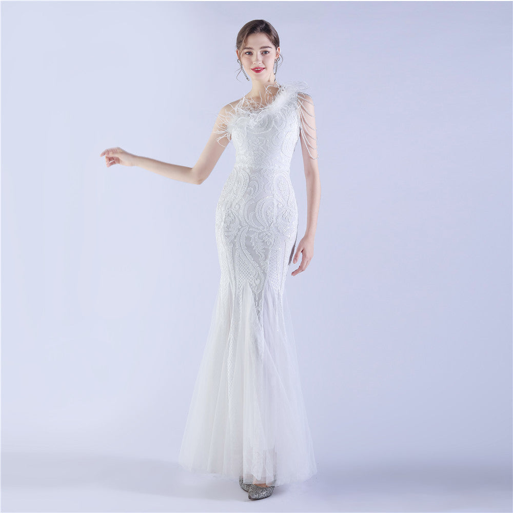 Hochwertiges Abendkleid mit Perlen und Straußenfedern und Pailletten