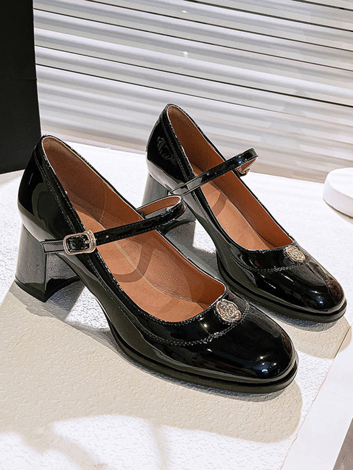 Chaussures à talons mi-hauts en cuir verni à bout rond
