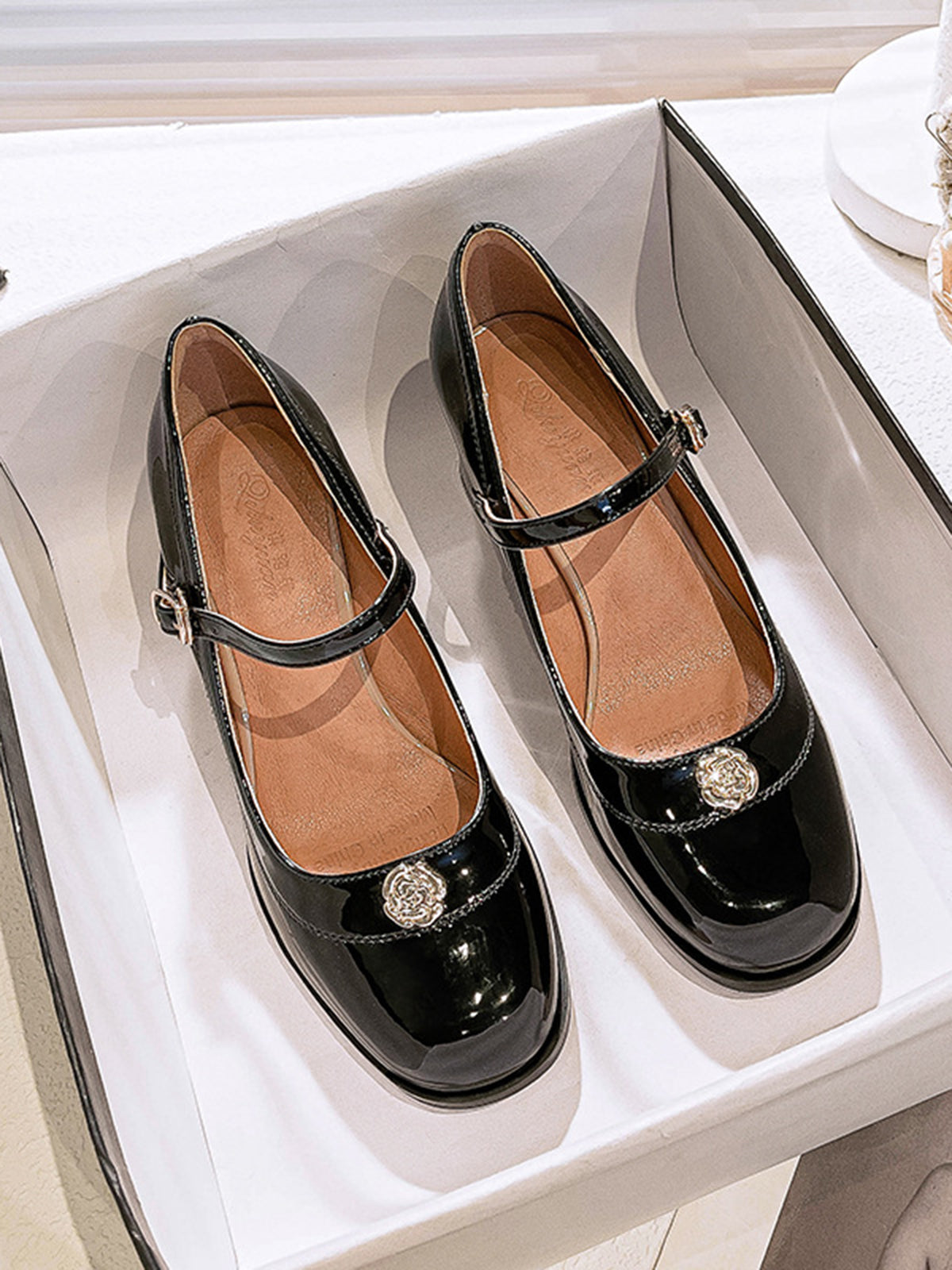 Chaussures à talons mi-hauts en cuir verni à bout rond