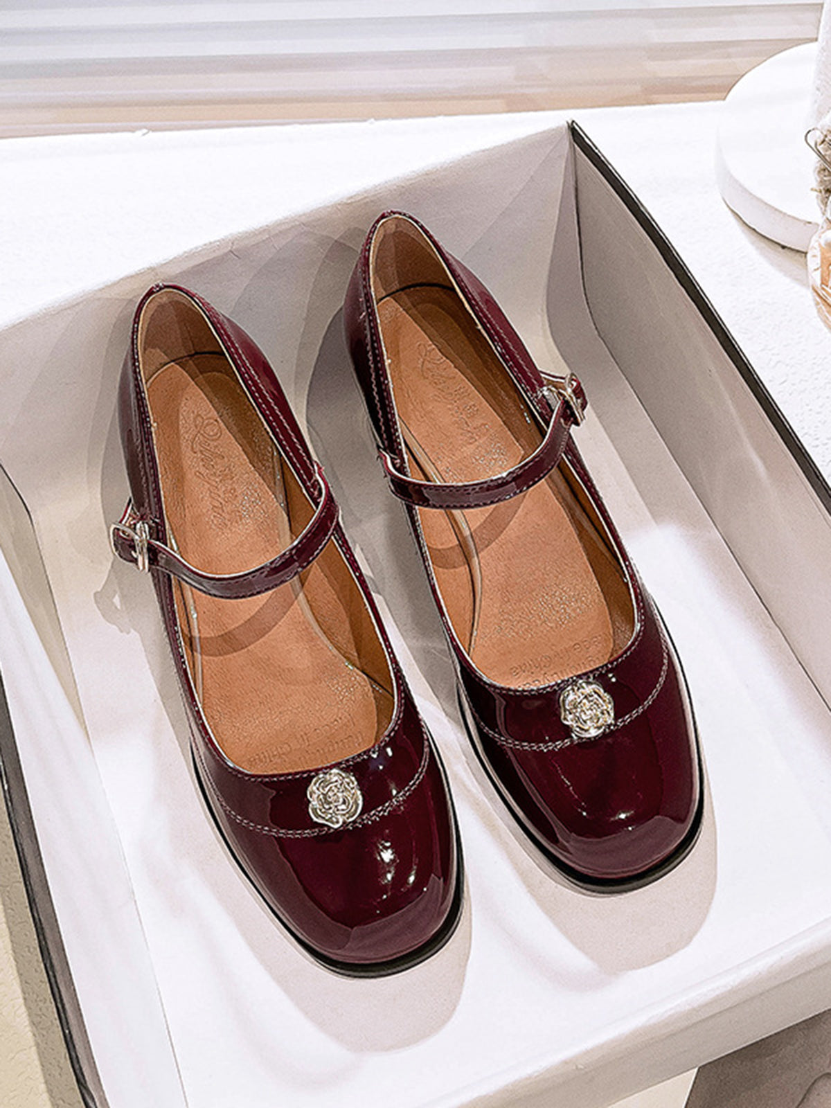 Chaussures à talons mi-hauts en cuir verni à bout rond