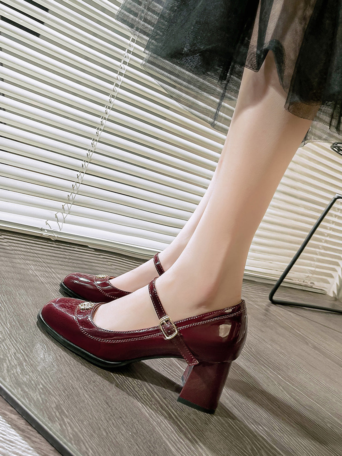 Chaussures à talons mi-hauts en cuir verni à bout rond