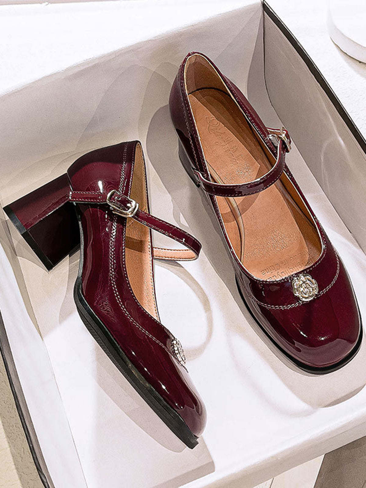 Chaussures à talons mi-hauts en cuir verni à bout rond