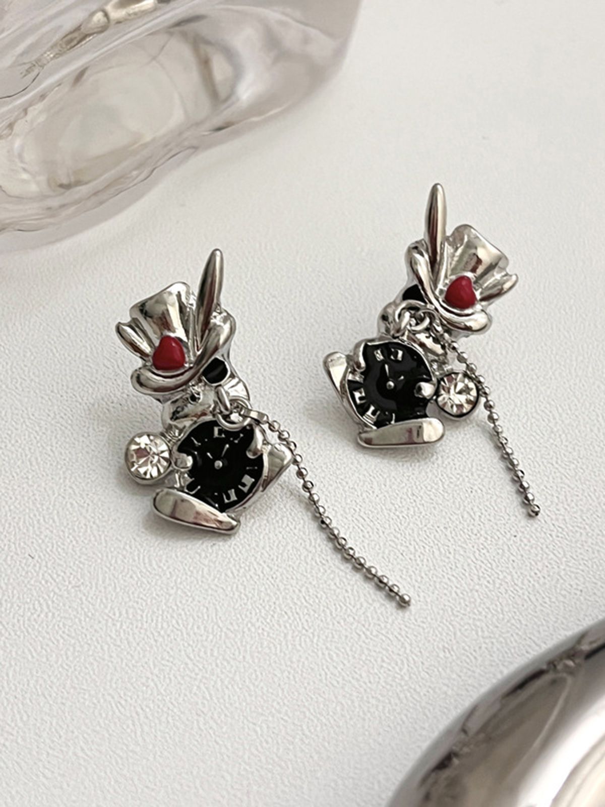 Verspielte Ohrstecker aus Legierung mit Kaninchenmotiv