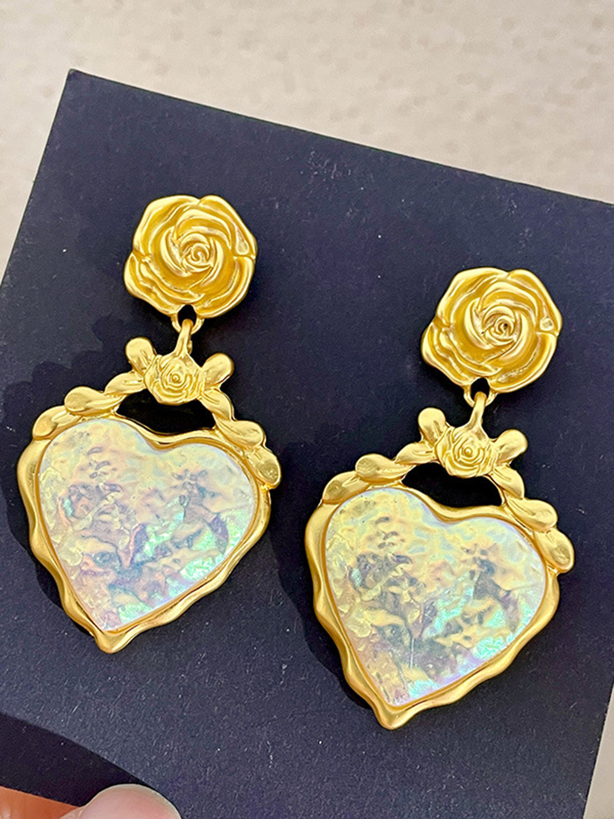 Reflektierende, plissierte Herzohrringe aus Legierung mit Rosen