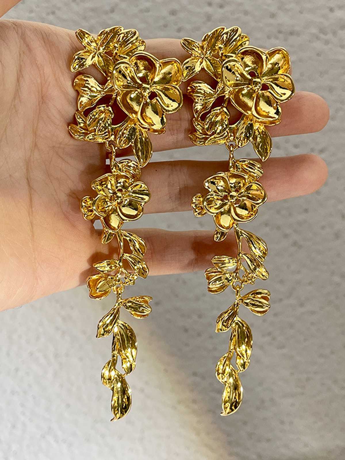 Boucles d'oreilles longues pétales vintage en or