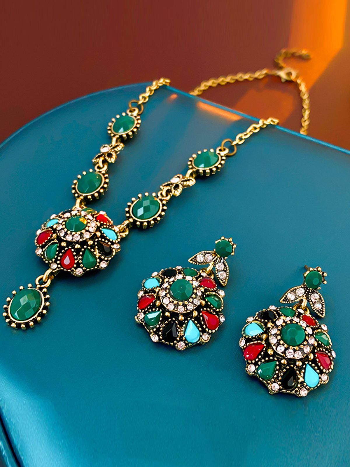 Collier et boucles d'oreilles ronds antiques en pierres précieuses et diamants