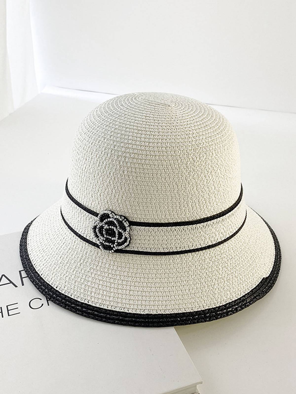 Eleganter Vintage-Strohhut mit Kamelien-Kontrast 