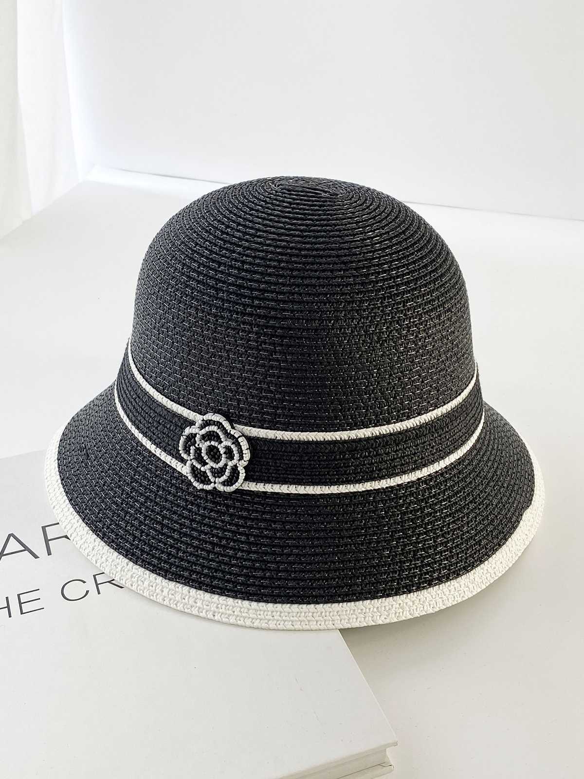 Eleganter Vintage-Strohhut mit Kamelien-Kontrast 