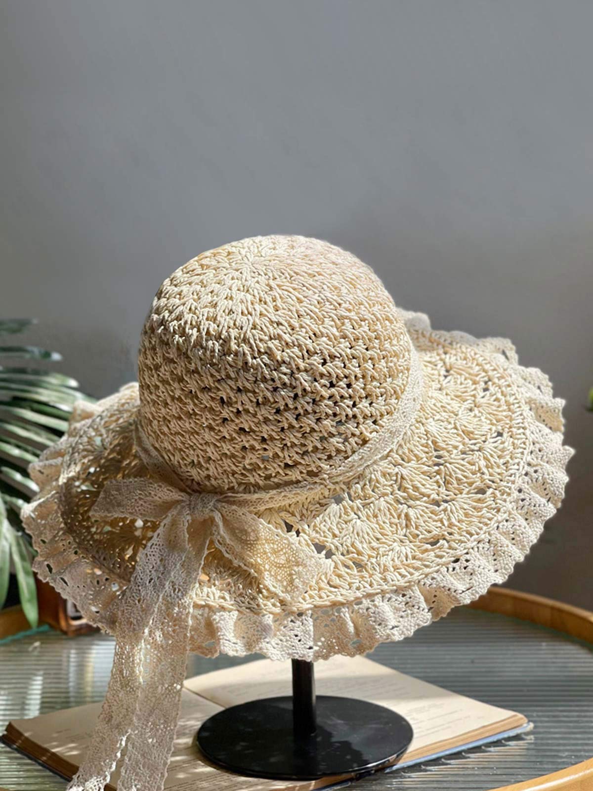 Chapeau de soleil rose pâle avec nœud en dentelle fait main