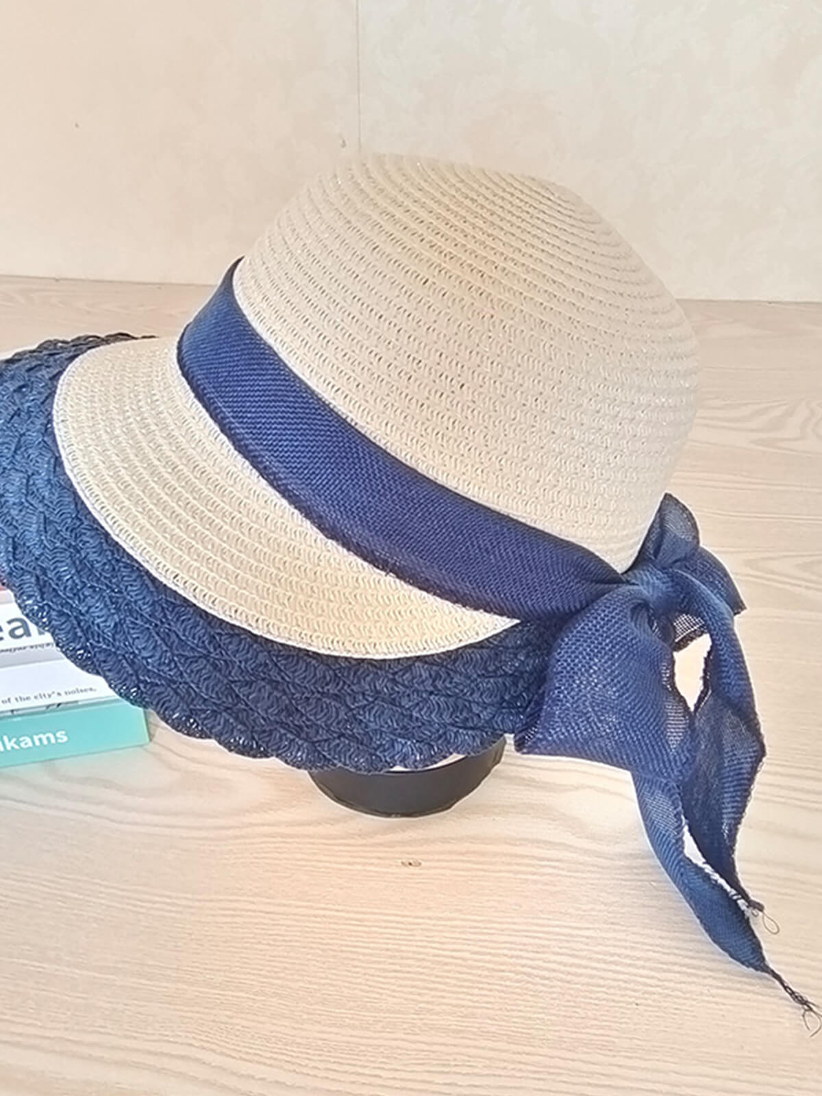 Sonnenhut mit geflochtener Schleife im Retro-Stil