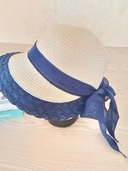 Sonnenhut mit geflochtener Schleife im Retro-Stil
