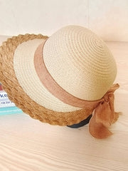 Sonnenhut mit geflochtener Schleife im Retro-Stil