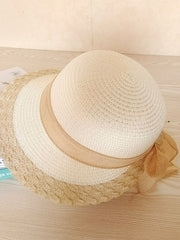 Sonnenhut mit geflochtener Schleife im Retro-Stil