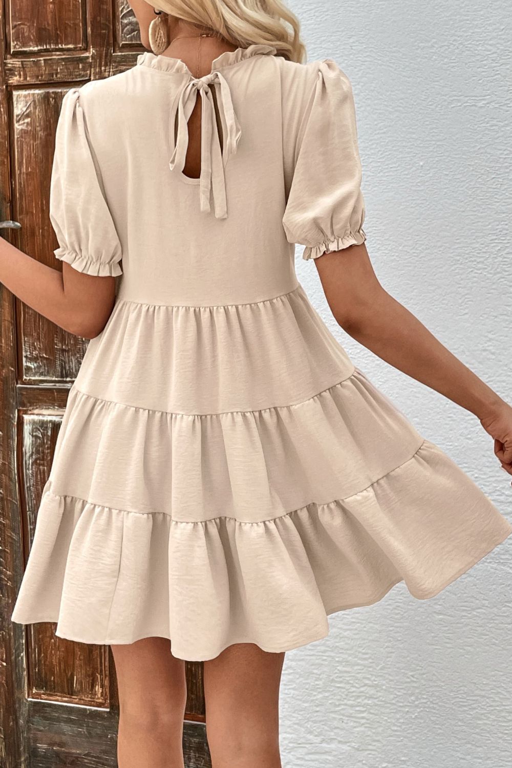 Robe à volants et manches bouffantes avec lien au dos