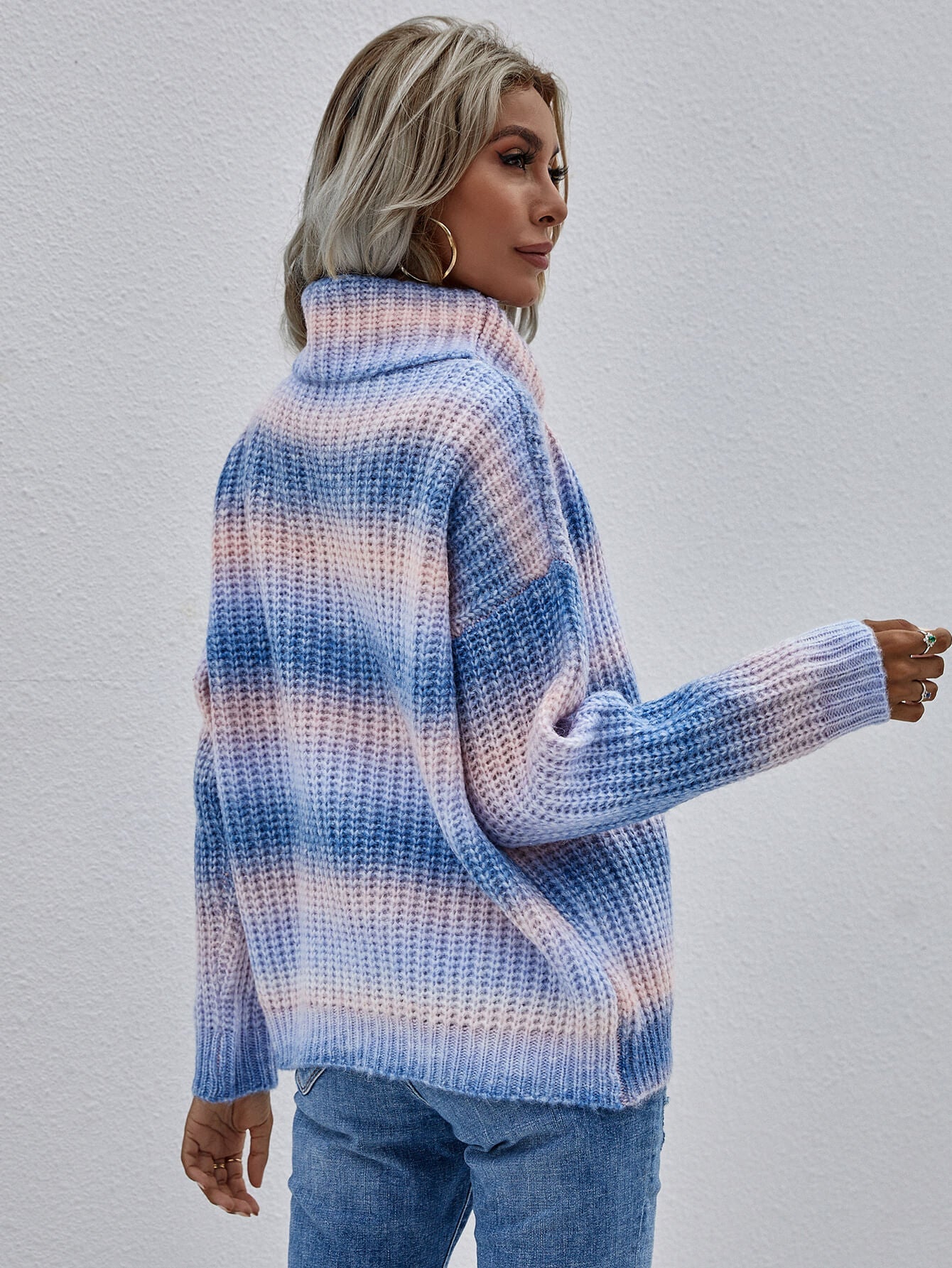Regenbogen-Rollkragenpullover mit Rippenstrick und überschnittenen Schultern