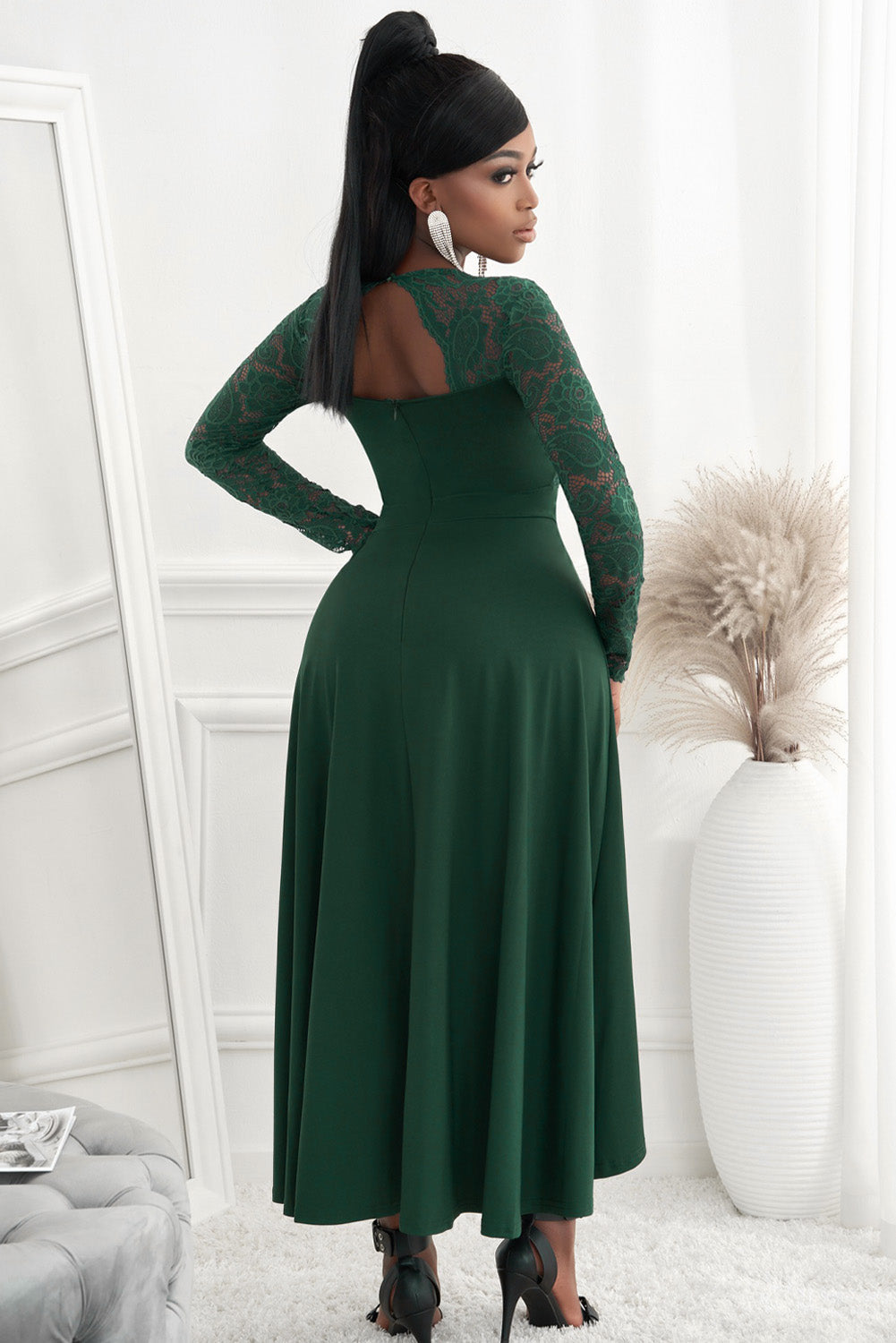 Robe en dentelle à col en V asymétrique
